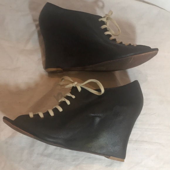 “FEUD BRITANNIA” “Marianne” Wedge Lace Up Shoe. - Picture 12 of 12
